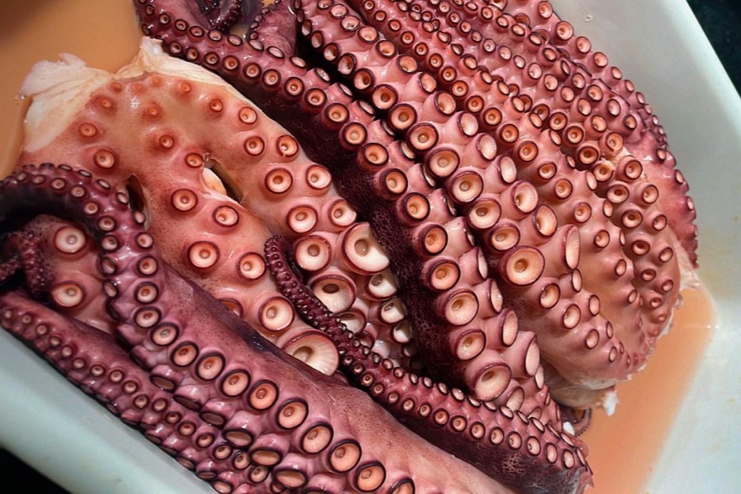 Bicicleta preta com motor elétrico